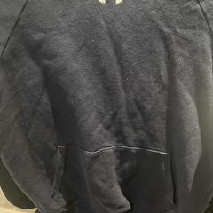 Kapucni Blue Under Armour hoodie, amint azt MEININGER Hotel Bruxelles Gare du Midi az iLost segítségével jelentette.