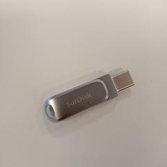 Usb sticka SanDisk zilveren USB stick, rapporterat av HU Amersfoort med iLost