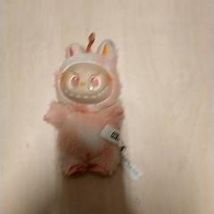 Peluche Labubu roze, como reportado por IKEA Zwolle utilizando o iLost