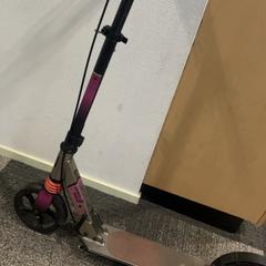 Scooter Zwart roze, a été signalé par Jaarbeurs utilisant iLost
