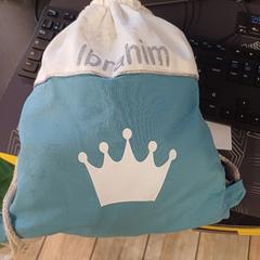 Mala de mão blanc et bleu, como reportado por IKEA Lille utilizando o iLost