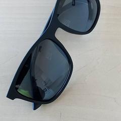 의류 - zonnebril zwart, iLost를 사용하여 Centraal magazijn에 보고됨