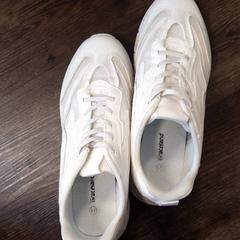 İLost kullanarak Inntel Hotels Amsterdam Centre tarafından bildirildiği gibi Spor ayakkabı