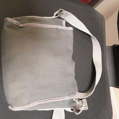 Bolso de embrague grise, ha sido reportado por TCL con iLost
