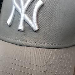 Pet Grey New Era cap, zoals gemeld door Leonardo Royal Hotel Amsterdam met iLost
