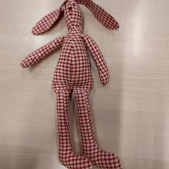 Knuffeldoek Doudou lapin vichy rouge et blanc, zoals gemeld door IKEA Bayonne Ametzondo met iLost