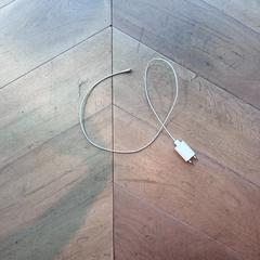iPhone charger wit, amint azt Hotel Apeldoorn az iLost segítségével jelentette.