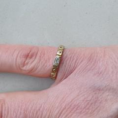 Goud(kleurige) ring, jak bylo nahlášeno na iLost
