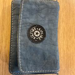 Portemenee met inhoud Blauw/grijs merk ‘Kipling’ がiLostで Gemeente Alkmaar によって報告されました