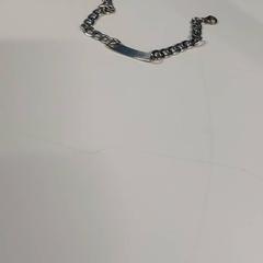 Náramek Zilverkleurige armband met inscriptie, jak nahlášeno St. Antonius Ziekenhuis Utrecht pomocí iLost