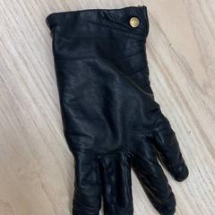 Guante svart läder, ha sido reportado por IKEA Jönköping con iLost