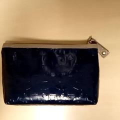 Necessär, rapporterat av Mövenpick Hotel Amsterdam City Centre med iLost