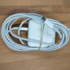 Adapter, as reported by Bolognalaan 101 using iLost