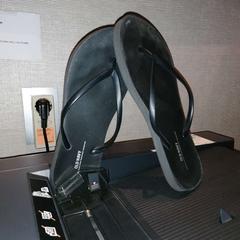 Szandál black, amint azt The Dominican az iLost segítségével jelentette.