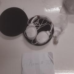 Headphones And key, como reportado por Grand Hotel Amrâth Amsterdam utilizando o iLost