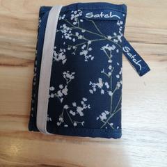 Geldbörse Dunkelblau mit rosa Blumen von Satch, iLost를 사용하여 Wilmering Vechta에 보고됨