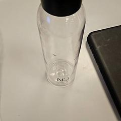 Bottiglia d'acqua, come riportato da Vrije Universiteit Amsterdam utilizzando iLost