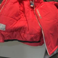 Veste Red, a été signalé par MEININGER Hotel Munich Olympiapark utilisant iLost