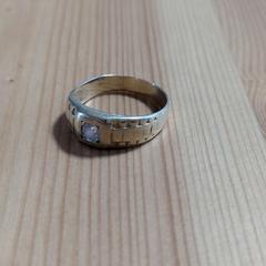 Gouden ring met steen, iLost'a bildirildiği gibi
