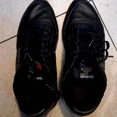 حذاء رياضي، كما تم الإبلاغ عنه بواسطة Leonardo Royal Hotel Amsterdam عبر iLost