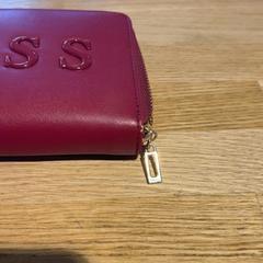 Red wallet, zoals gemeld door Designer Outlet Roermond met iLost
