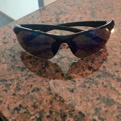 Napszemüveg Zonnebril met gekleurde glazen, amint azt Pathé Nijmegen az iLost segítségével jelentette.