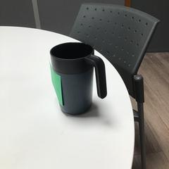 Šálek na pití Blauw groen zwart, jak nahlášeno HvA Corry Tendeloohuis pomocí iLost