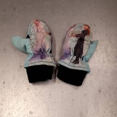 Eskularruak frost, barnhandskar, gisa salatu by IKEA Linköping iLost erabiliz