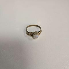 Ring goudkleurig met een steentje, zoals gemeld door AFAS Live met iLost