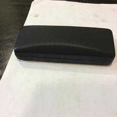 Pouzdro na brýle s brýlemi, jak nahlášeno Qbuzz U-OV pomocí iLost