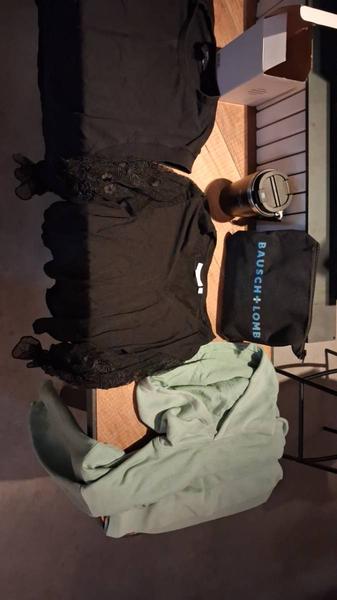 Multiple items Kleding, drinkbeker en toilettas