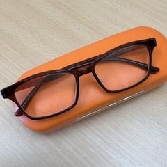 Glasses case with glasses, as reported by Schönbrunn "Group Center" using iLost