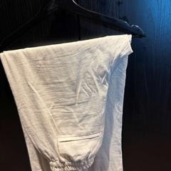 Pantalon Linnen, beige, lange broek, a été signalé par Van der Valk Hotel Veenendaal utilisant iLost