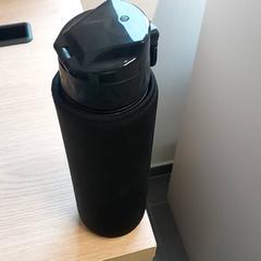 Edateko botila, gisa salatu by Regio Limburg - Leuven iLost erabiliz