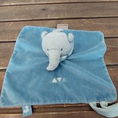 صفعة محبوبة Elephant bleu، كما تم الإبلاغ عنه بواسطة IKEA Rennes - Pacé عبر iLost