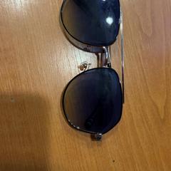 Óculos de sol, como reportado por Pathé Groningen utilizando o iLost