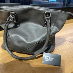 Bossa Grijs leder met studs, segons ha informat Stad Hasselt mitjançant iLost