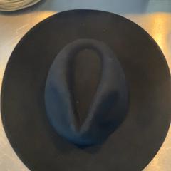 القبعة Black، كما تم الإبلاغ عنه بواسطة MEININGER Hotel Heidelberg Hauptbahnhof عبر iLost