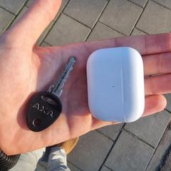 Airpods pro met een sleutel, as reported to iLost