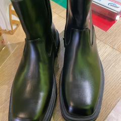 But Black Shoes, zgłoszono przez MEININGER Hotel Berlin East Side Gallary przy użyciu iLost