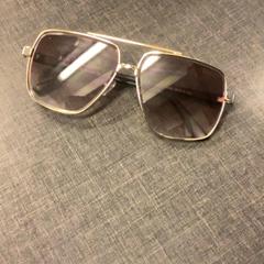 Sluneční brýle, jak nahlášeno MEININGER Hotel Brussels City Center pomocí iLost