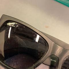 Slnečné okuliare zwart, ako bolo nahlásené Eindhoven Airport pomocou iLost