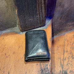 Pénztárcák Barlow, amint azt Club Nyx/Exit Café az iLost segítségével jelentette.