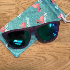 Napszemüveg Purple sunglasses, amint azt MEININGER Hotel Berlin Alexanderplatz az iLost segítségével jelentette.