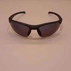 Occhiali da sole, come riportato da Van der Valk Hotel Schiphol utilizzando iLost