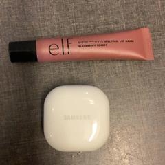 Earpods & Lipgloss gloss, zoals gemeld door MEININGER Hotel Brussels City Center met iLost