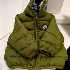 Chaqueta de bebé verte avec capuche, segundo informou IKEA Toulouse usando iLost