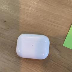 Koptelefoon White, zoals gemeld door MEININGER Hotel Köln West met iLost