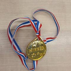 Brinquedo & Medalha blauw, rood, wit, goud, como reportado por IKEA Amersfoort utilizando o iLost