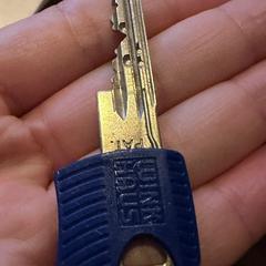 Key with blue grip, segundo informou a iLost